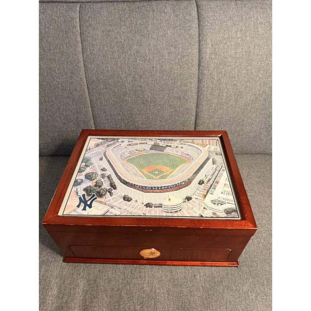 Danbury Mint NY Yankees 2004 Wood Valet Box with Lined Drawer MLB Collectible